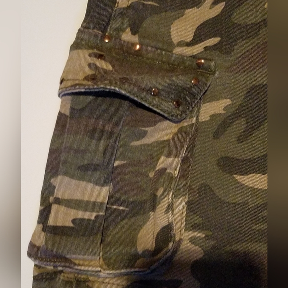 Lightly used Zoey Beth Camo Skirt, Size M - Picture 6 of 10